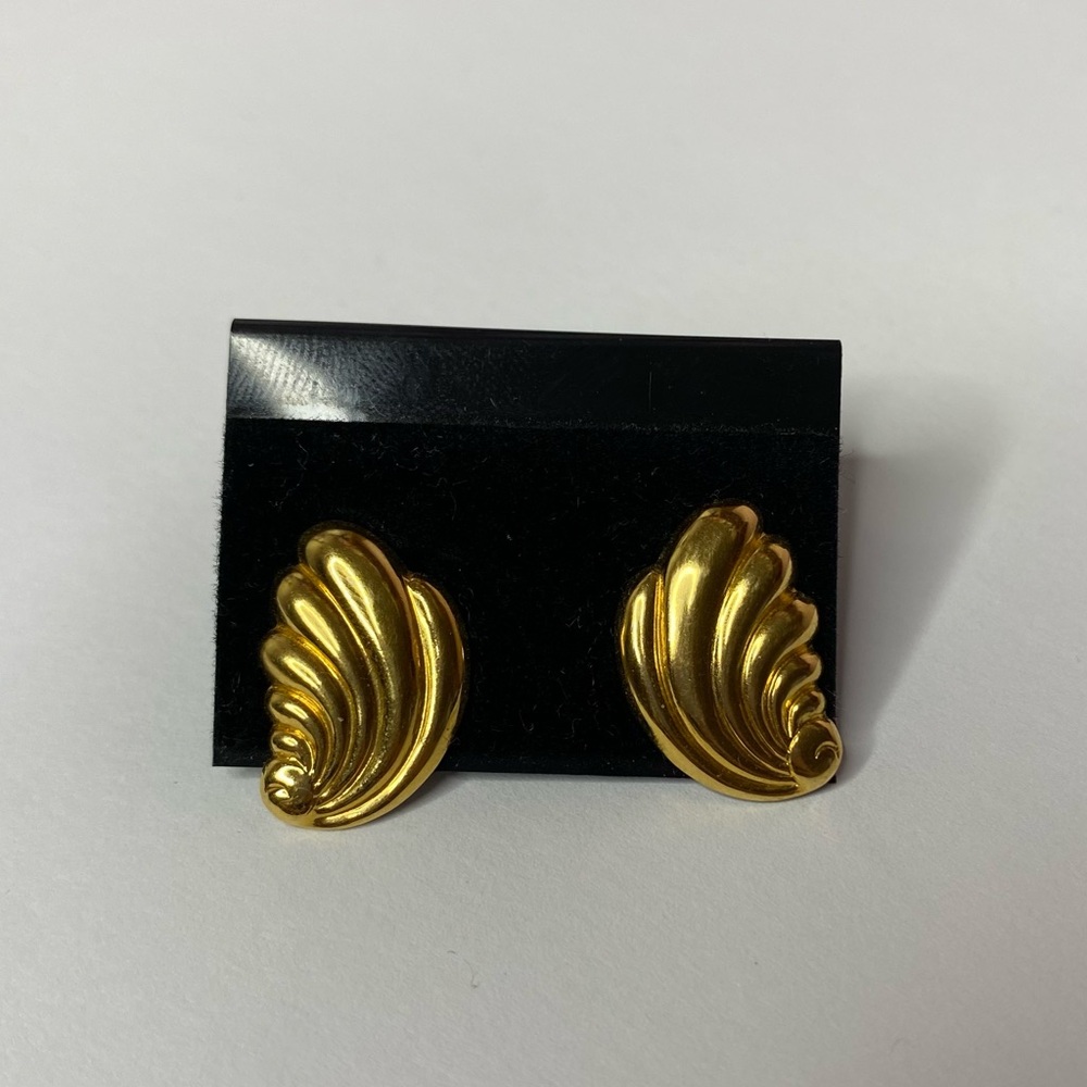 Vintage 80s Elegant Gold Tone Shell Earrings